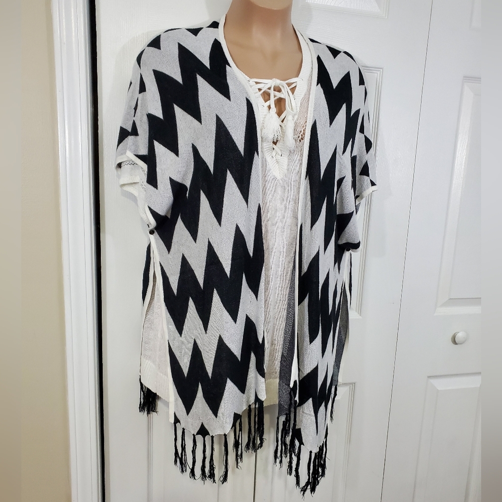 Torrid Chevron Ruana Kimono Duster Poncho Cardigan Fringe Knit 2/3 Black & White - Picture 3 of 13